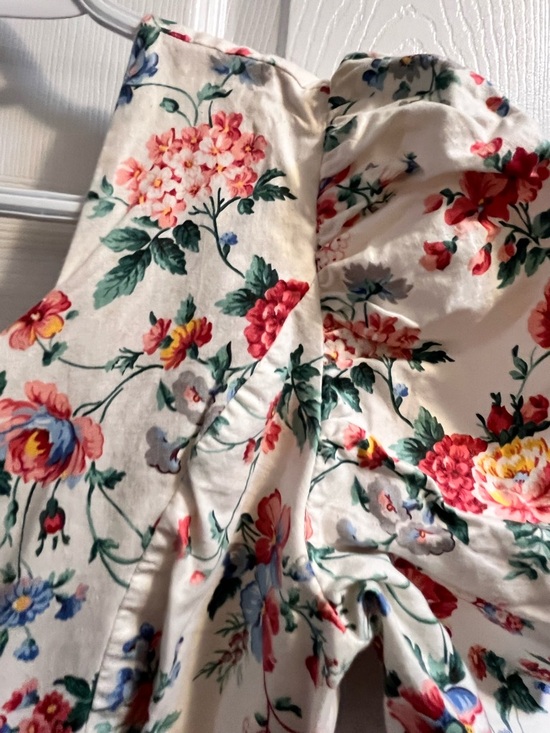 80’s vintage-style white floral dress featuring puffed sleeves and a V-neckline, - Picture 4 of 7